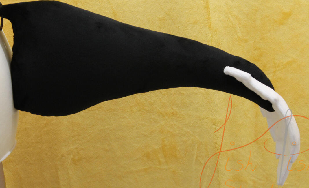 Inspired by the Latenivenatrix tail designs on Path of Titans, this 'V' shaped feathered raptor tail is one of two designs that came out at the same time. This one is in fuschia and baby pink. handmade in the UK by fishpish studios