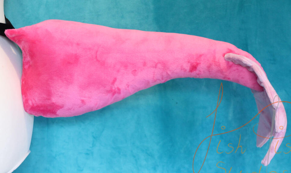 Inspired by the Latenivenatrix tail designs on Path of Titans, this 'V' shaped feathered raptor tail is one of two designs that came out at the same time. This one is in fuschia and baby pink. handmade in the UK by fishpish studios
